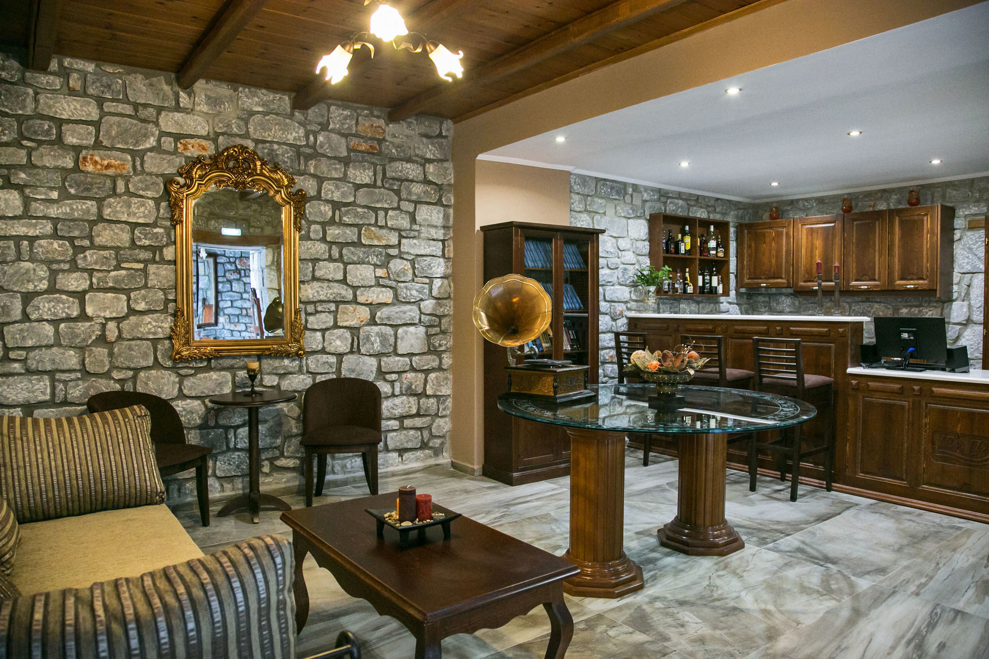 εn Plo Luxury מלון דירות Karavostásion