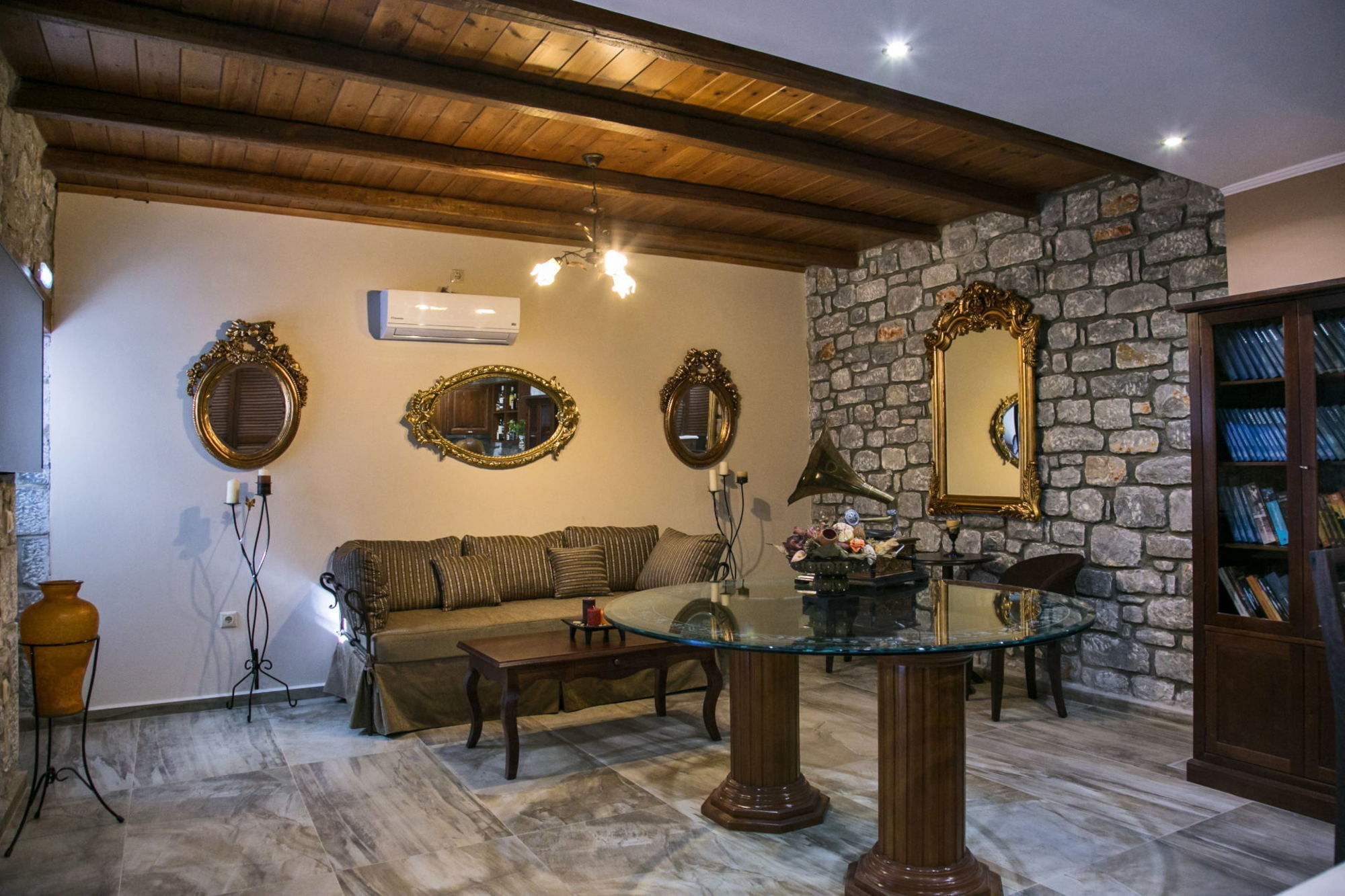 εn Plo Luxury Apart Otel Karavostásion