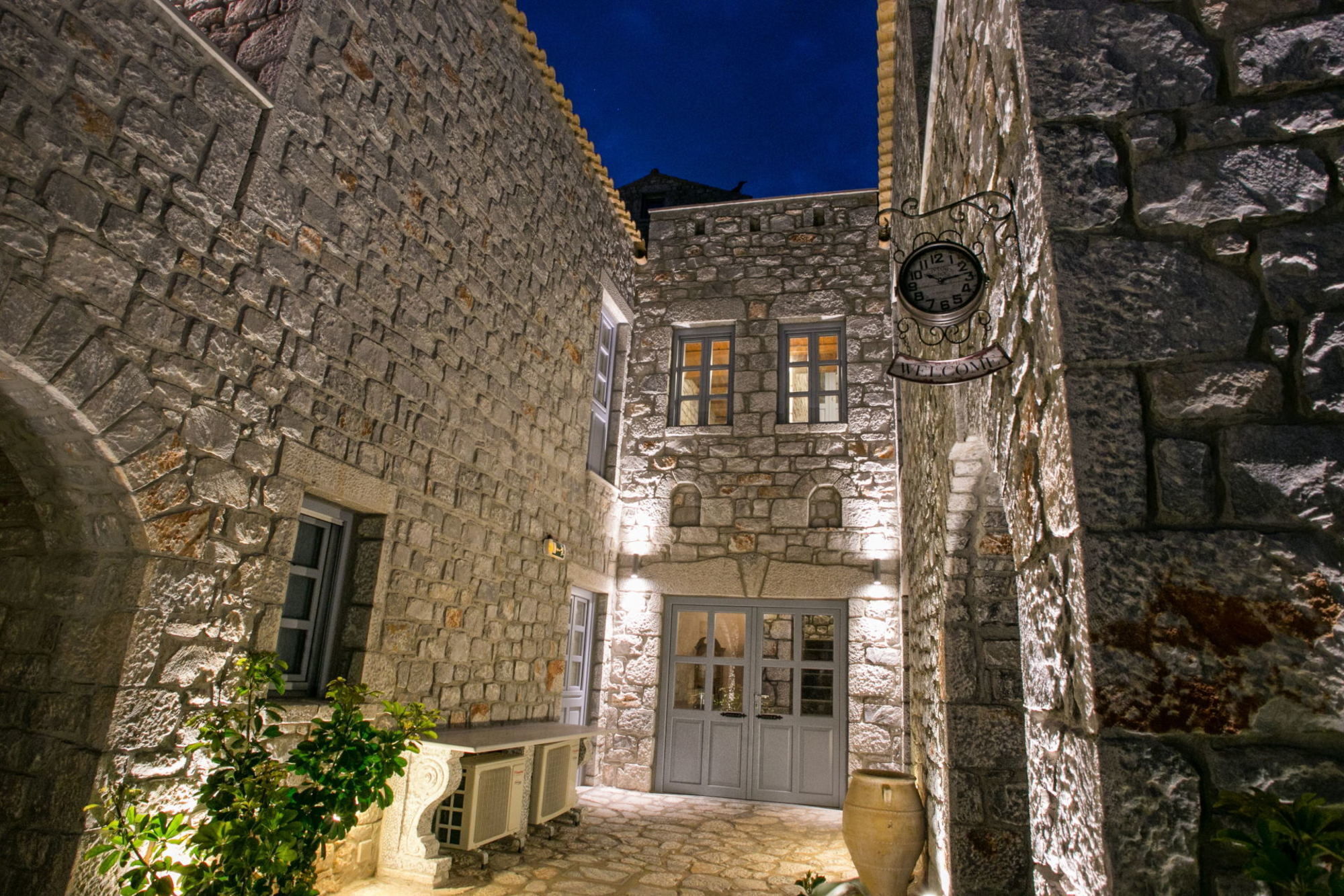 εn Plo Luxury Karavostásion